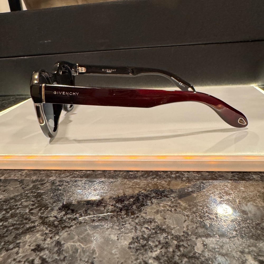 Stylish Dark Sunglasses - Picture 2 of 4